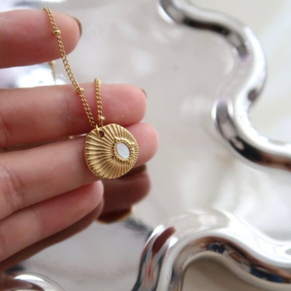 NEW 18K Gold Plated Luxury Shell Necklace - Picture 5 of 15